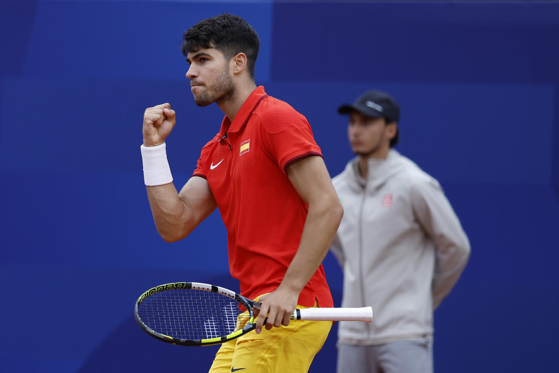 El tenista español Carlos Alcaraz celebra un punto ante el libanés Hady Habib durante su partido de primera ronda individual masculino de tenis de los Juegos Olímpicos de París 2024 este sábado en París. EFE/ Juanjo Martín
