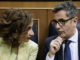 La vicepresidenta primera y ministra de Hacienda, María Jesús Montero, conversa con el ministro de Presidencia, Justicia y Relaciones con las Cortes, Félix Bolaños, durante el pleno del Congreso.EFE/ Mariscal