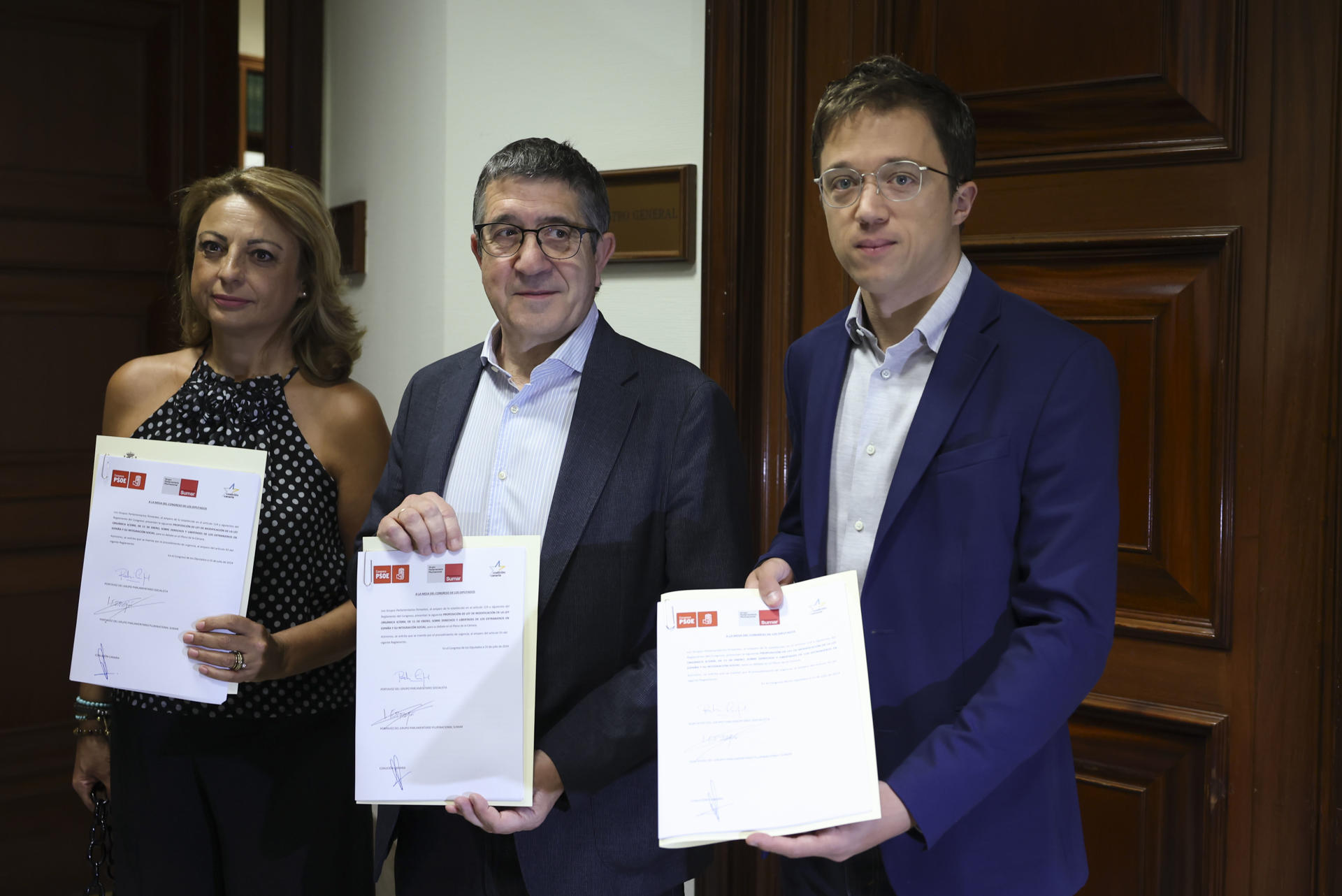 Los portavoces del PSOE, Patxi López (c); de Sumar, Íñigo Errejón (d), y de Coalición Canaria, Cristina Valido, posan mientras presentan en el registro la proposición de ley para la modificación de la ley de extranjería para garantizar la acogida solidaria de menores migrantes no acompañados por las comunidades autónomas este lunes, en el Congreso de los Diputados. EFE/ Kiko Huesca
