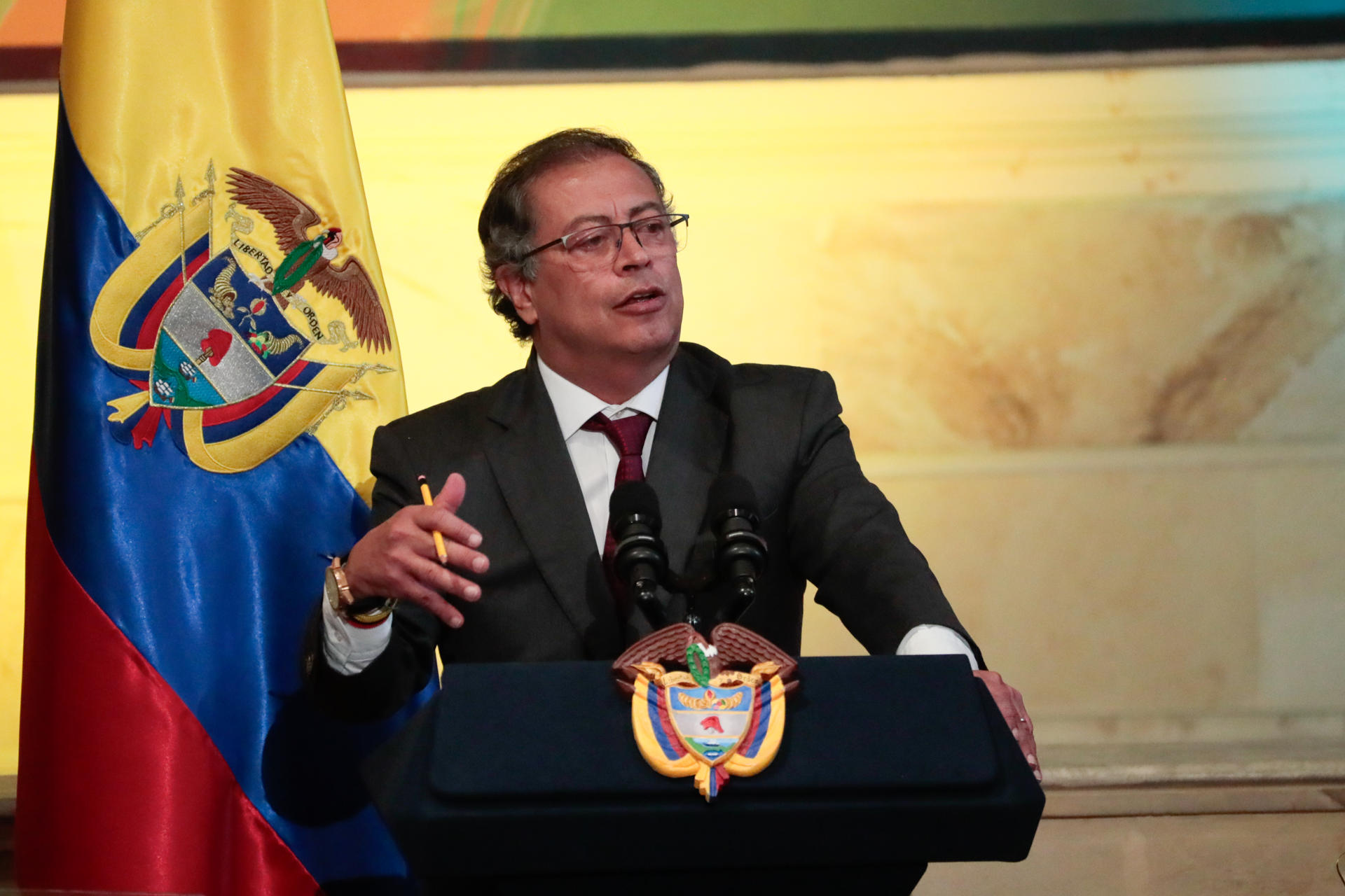 El presidente de Colombia, Gustavo Petro, hace su intervención durante la instalación de las sesiones ordinarias del Congreso este sábado, en Bogotá (Colombia). EFE/Carlos Ortega
