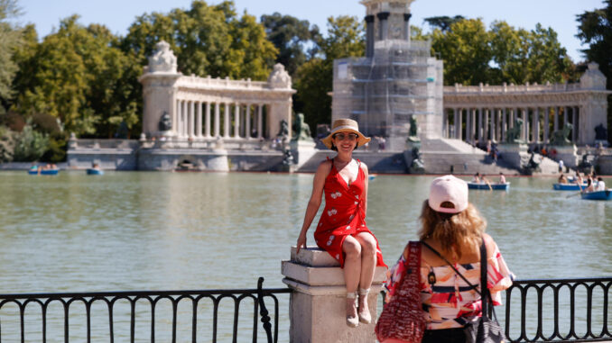 Imagen de archivo de unas turistas en el parque del Retiro de Madrid. EFE/ Aitor Martin
