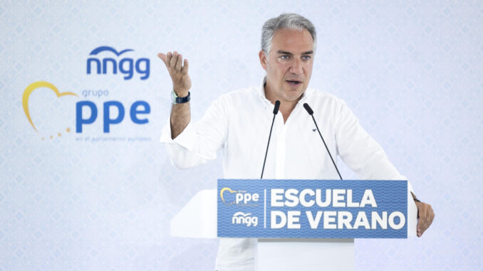 El vicesecretario de Política Autonómica y Local, Elías Bendodo, interviene la Escuela de Verano de NNGG y del GPP en el Parlamento europeo. EFE/Daniel Pérez
