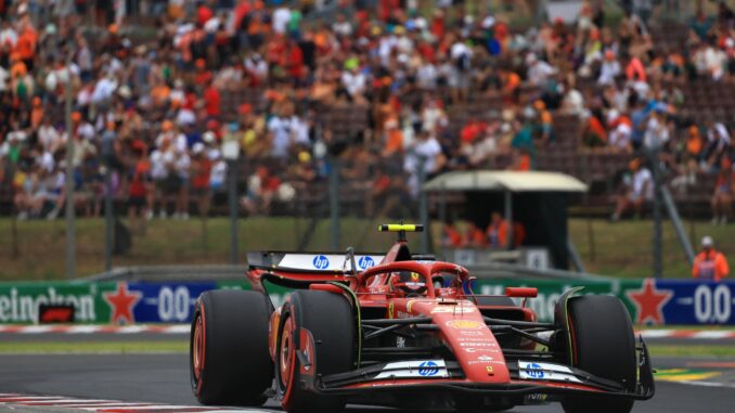 El piloto de la Scuderia Ferrari Carlos Sainz Jr. en acción durante la tercera sesión de entrenamientos para el Gran Premio de Hungría de Fórmula uno en el circuito de Hungaroring, en Mogyorod, cerca de Budapest. EFE/EPA/MARTÍN DIVISEK
