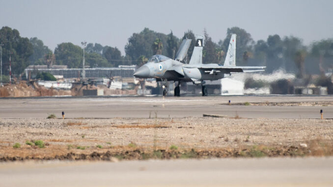 Uno de los aviones de combate F15 que participó este sábado en el ataque de la Fuerza Aérea israelí contra el puerto yemení de Hodeida. EFE/Ejército de Israel
