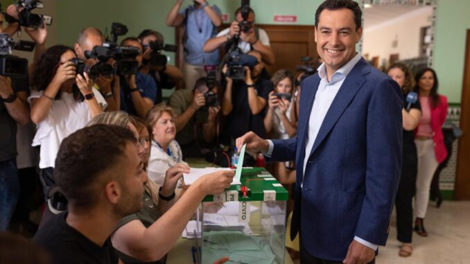 El presidente de la Junta de Andalucía, Juanma Moreno, ejerce su derecho al voto en las últimas elecciones autonómicas. EFE/Carlos Díaz
