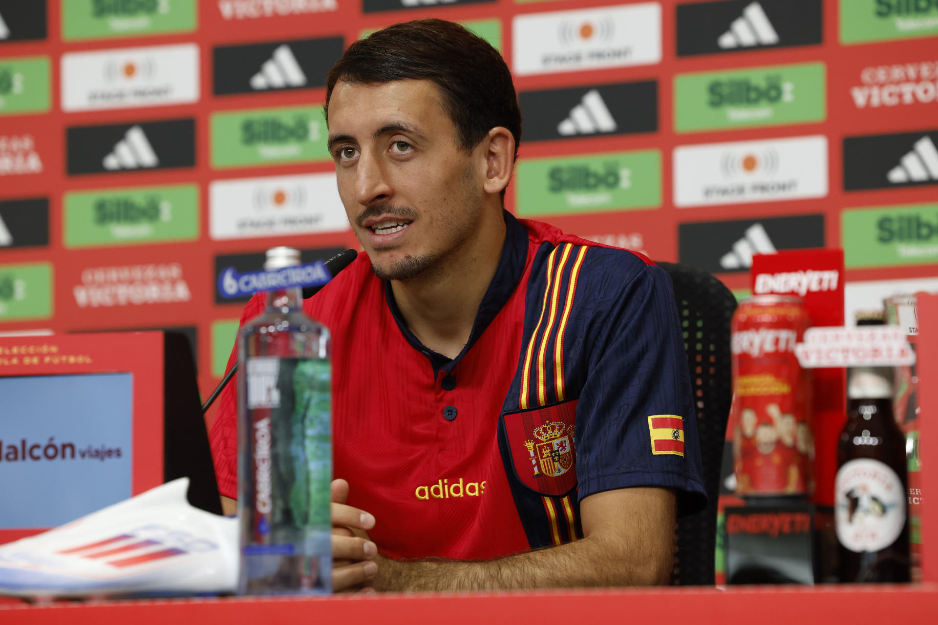 El jugador de la selección española Mikel Oyarzabal durante la rueda de prensa tras el entrenamiento en la localidad alemana de Donaueschingen, para preparar su próximo partido ante Alemania en cuartos de final de la Eurocopa 2024. EFE/J.J. Guillén
