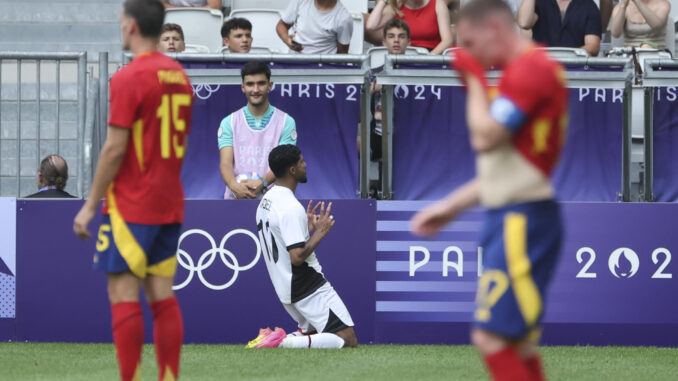 El jugador egipcio Ibrahim Adel (c) celebra tras anotar el 0-2 a España durante su partido del Grupo C de fútbol masculino de los Juegos Olímpicos de París 2024 en el Estadio de Burdeos (Francia). EFE/ Kiko Huesca
