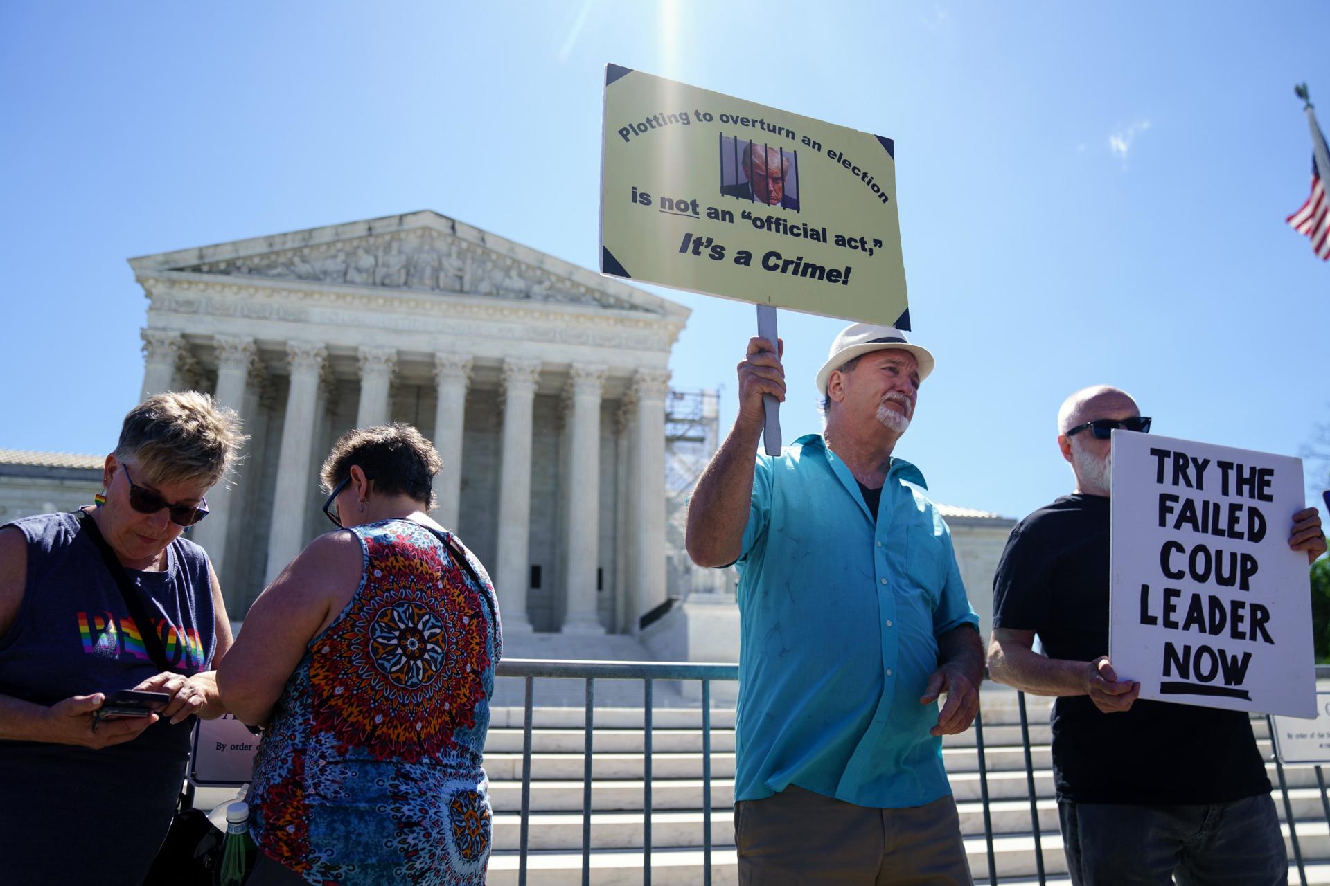 Manifestantes con pancartas se reúnen frente a la Corte Suprema de Estados Unidos en Washington, DC, Estados Unidos. EFE/Will Oliver
