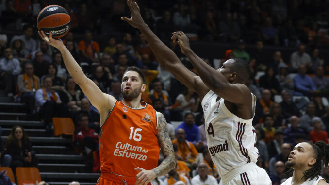 Imagen de archivo del pívot español Serge Ibaka (d) en un partido con su ya exequipo, el Bayern. EFE/ Miguel Ángel Polo
