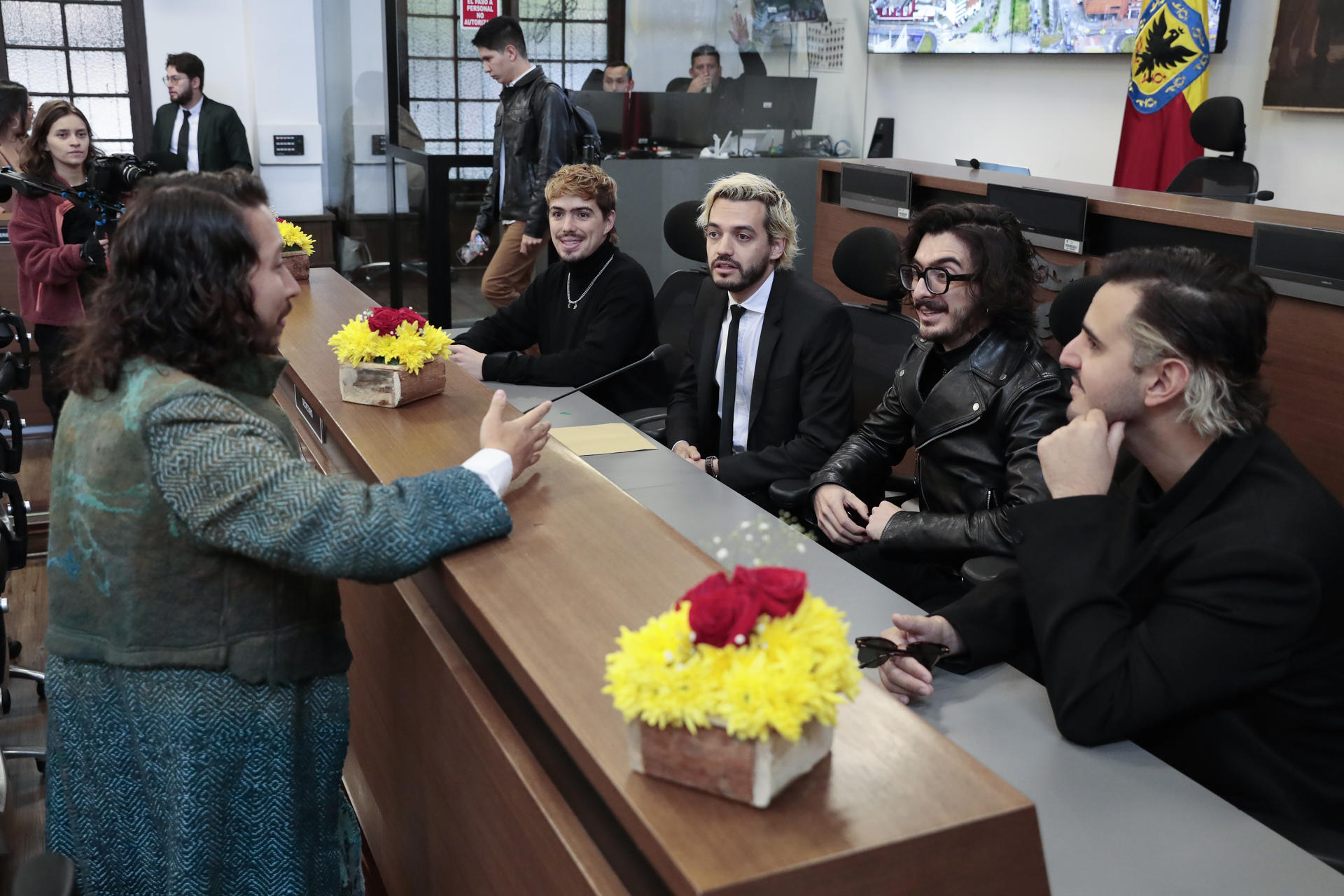 Los integrantes de la banda colombiana Morat asisten este lunes al Concejo de Bogotá (Colombia). EFE/ Carlos Ortega
