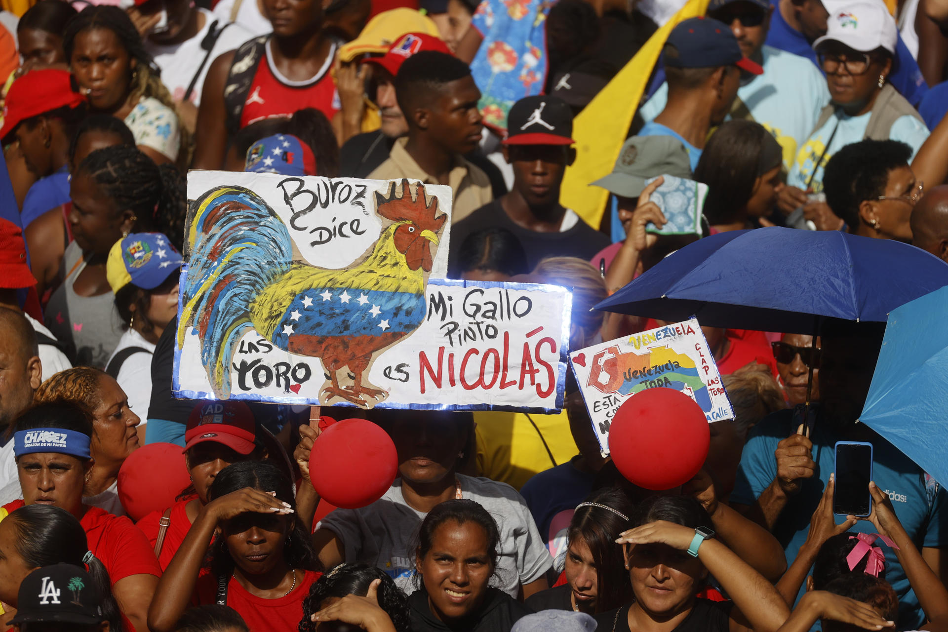 Seguidores del presidente de Venezuela Nicolás Maduro salen a las calles este jueves, en Caracas (Venezuela). EFE/ Miguel Gutiérrez
