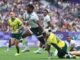 El jugador Jerry Tuwai, de Fiji, deja a trás al australiano durante el partido de semifinales que han jugado Fiji y Australia en el Stade de France en Saint Denis, Francia. EFE/EPA/CHRISTOPHE PETIT TESSON