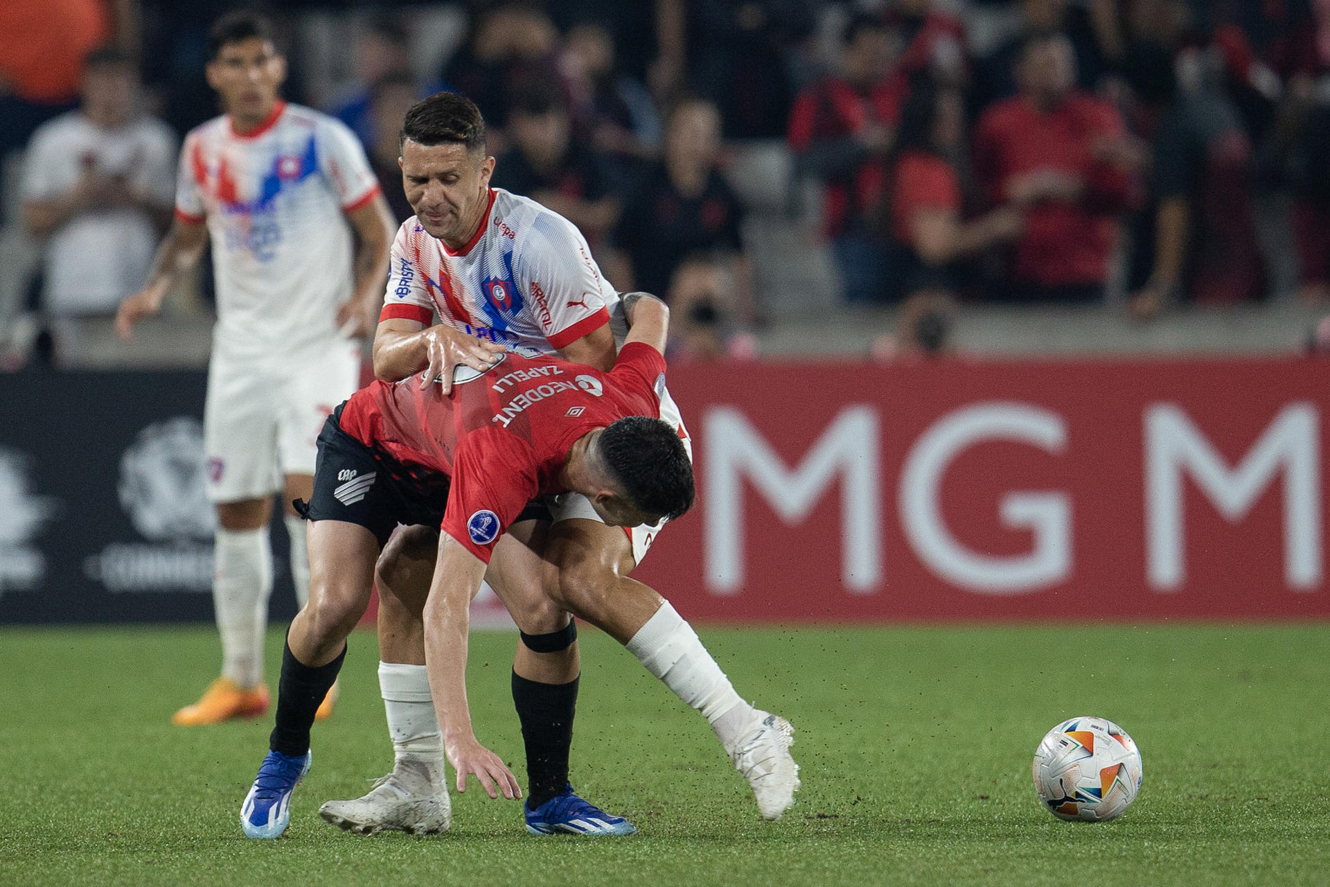 Bruno Zapelli (i) de Paranense disputa un balón con Jorge Morel de Cerro en un partido por la clasificación a los octavos de final de la Copa Sudamericana. EFE/ Hedeson Alves
