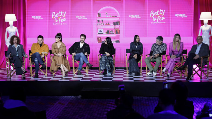 Integrantes del elenco de la novela colombiana 'Betty la fea' participan en una rueda de prensa en Bogotá (Colombia). EFE/ Carlos Ortega
