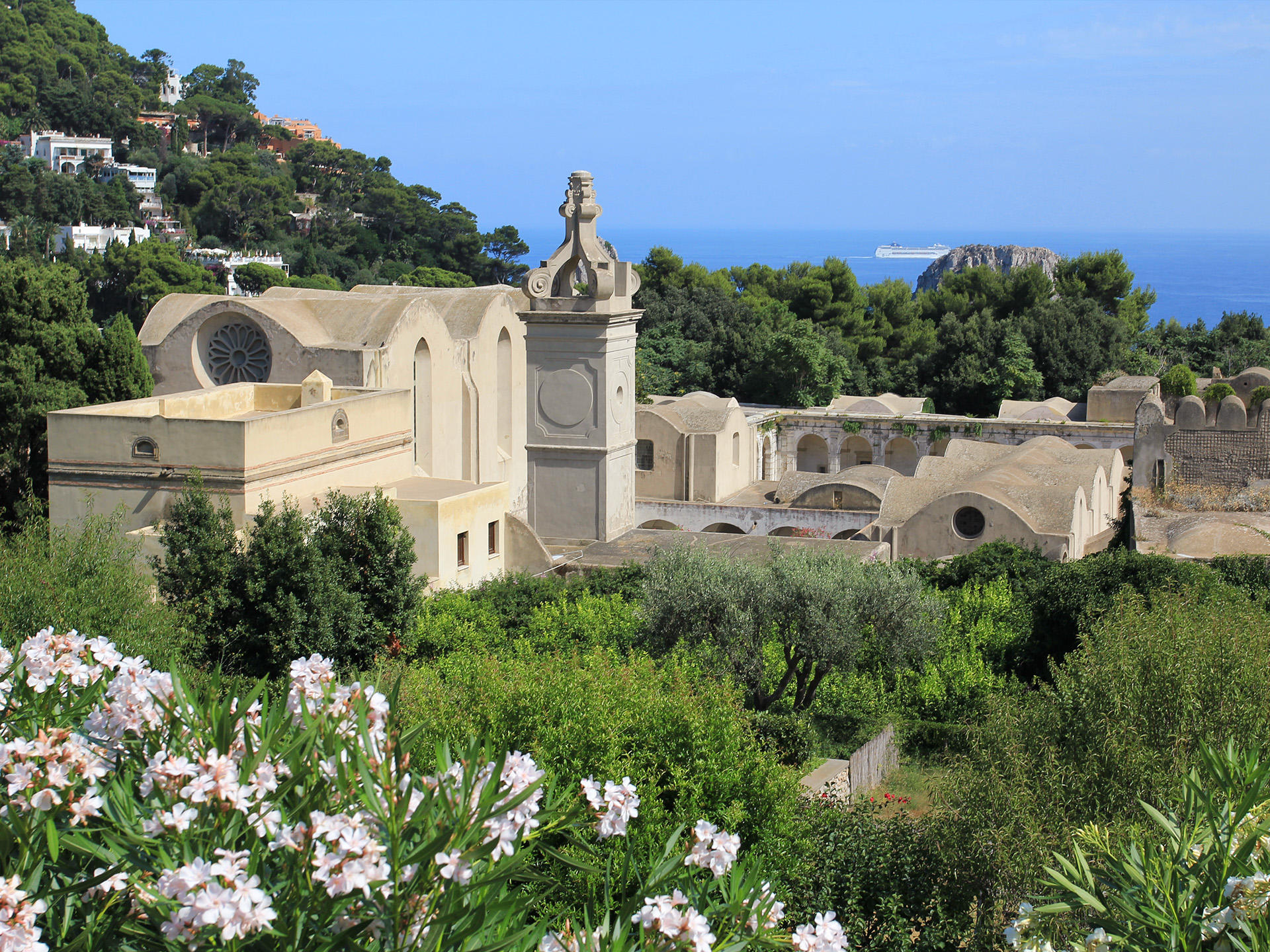 Vista aérea del Antiguo monasterio de la Certosa de San Giacomo, en la isla de Capri, donde se sitúa su nuevo museo arqueológico. La isla italiana de Capri, en la bahía de Nápoles en el sur de Italia, inauguró este viernes su nuevo museo arqueológico en el antiguo monasterio de la Certosa de San Giacomo con una exposición sobre la historia de los emperadores romanos. EFE/ Ministerio De Cultura De Italia/SÓLO USO EDITORIAL/SÓLO DISPONIBLE PARA ILUSTRAR LA NOTICIA QUE ACOMPAÑA (CRÉDITO OBLIGATORIO)
