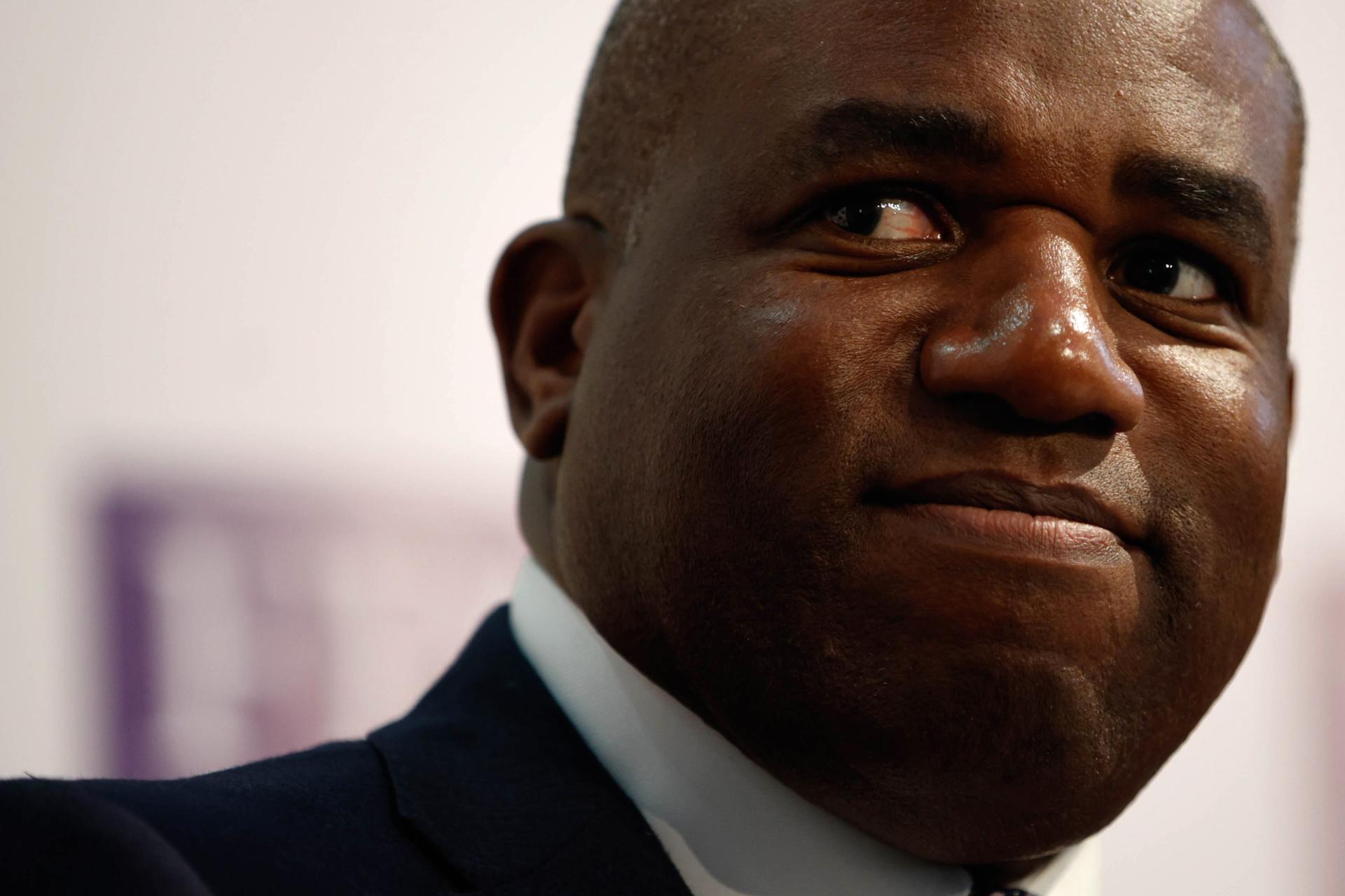 El Secretario de Asuntos Exteriores en la sombra de Gran Bretaña, David Lammy, se dirige a una conferencia de prensa en el centro de Londres, Gran Bretaña, el 01 de julio de 2024. Gran Bretaña celebrará elecciones generales el 4 de julio. (Reino Unido, Londres) EFE/EPA/DAVID CLIFF
