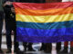 Imagen de archivo de un grupo de personas sujetando una bandera arcoíris. EFE/Mario Ruiz