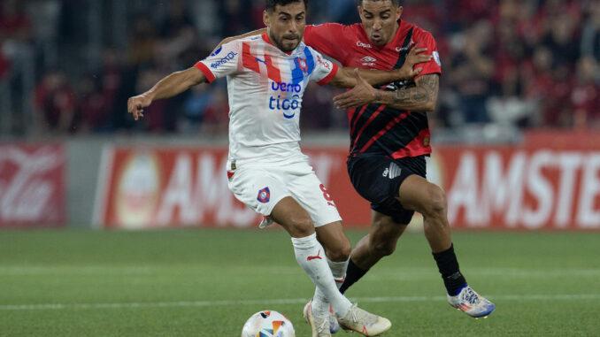 Christian (d) de Paranense disputa un balón con Federico Carrizo de Cerro en un partido por la clasificación a los octavos de final de la Copa Sudamericana. EFE/ Hedeson Alves
