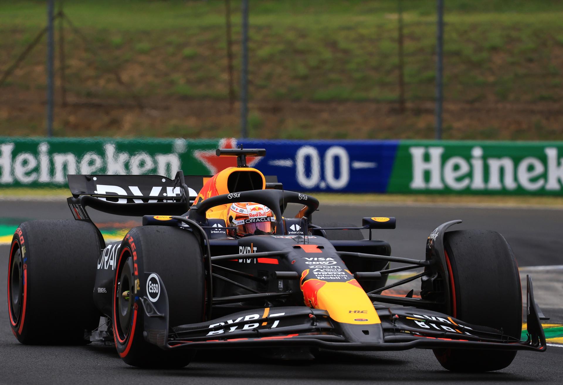 El piloto de Red Bull Racing Max Verstappen en acción durante la tercera sesión de entrenamientos para el Gran Premio de Hungría de Fórmula uno en el circuito de Hungaroring, en Mogyorod, cerca de Budapest. EFE/EPA/MARTÍN DIVISEK
