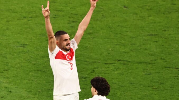 El jugador turco Merih Demiral celebra tras marcar su segundo gol durante el partido de fútbol de la Eurocopa 2024 de octavos de final entre Austria y Turquía, en Leipzig, Alemania. EFE/EPA/HANNIBAL HANSCHKE
