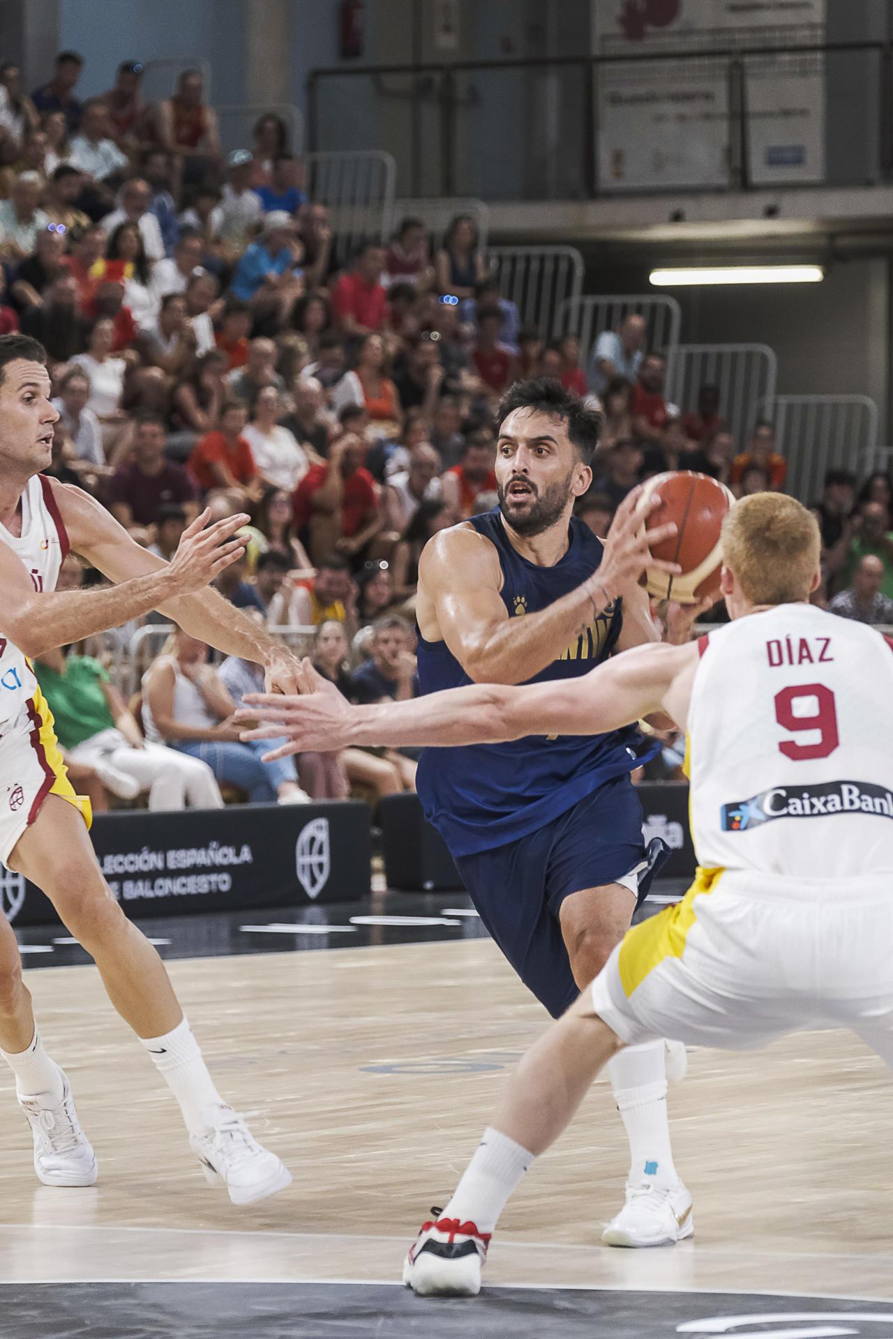 El base de la selección argentina, Facundo Campazzo, con el balón ante los defensores de la selección española durante el encuentro amistoso que han disputado hoy viernes frente a España en Guadalajara. EFE / Nacho Izquierdo.
