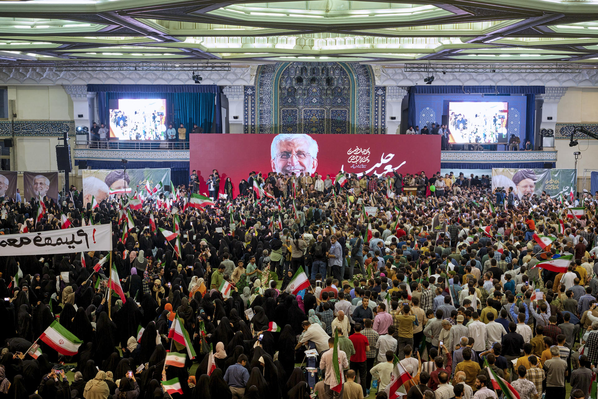 Una multitud participa en un mitin del candidato a la presidencia iraní el ultraconservador Saeed Jalili en el último día de campaña en Teherán. EFE/Jaime León

