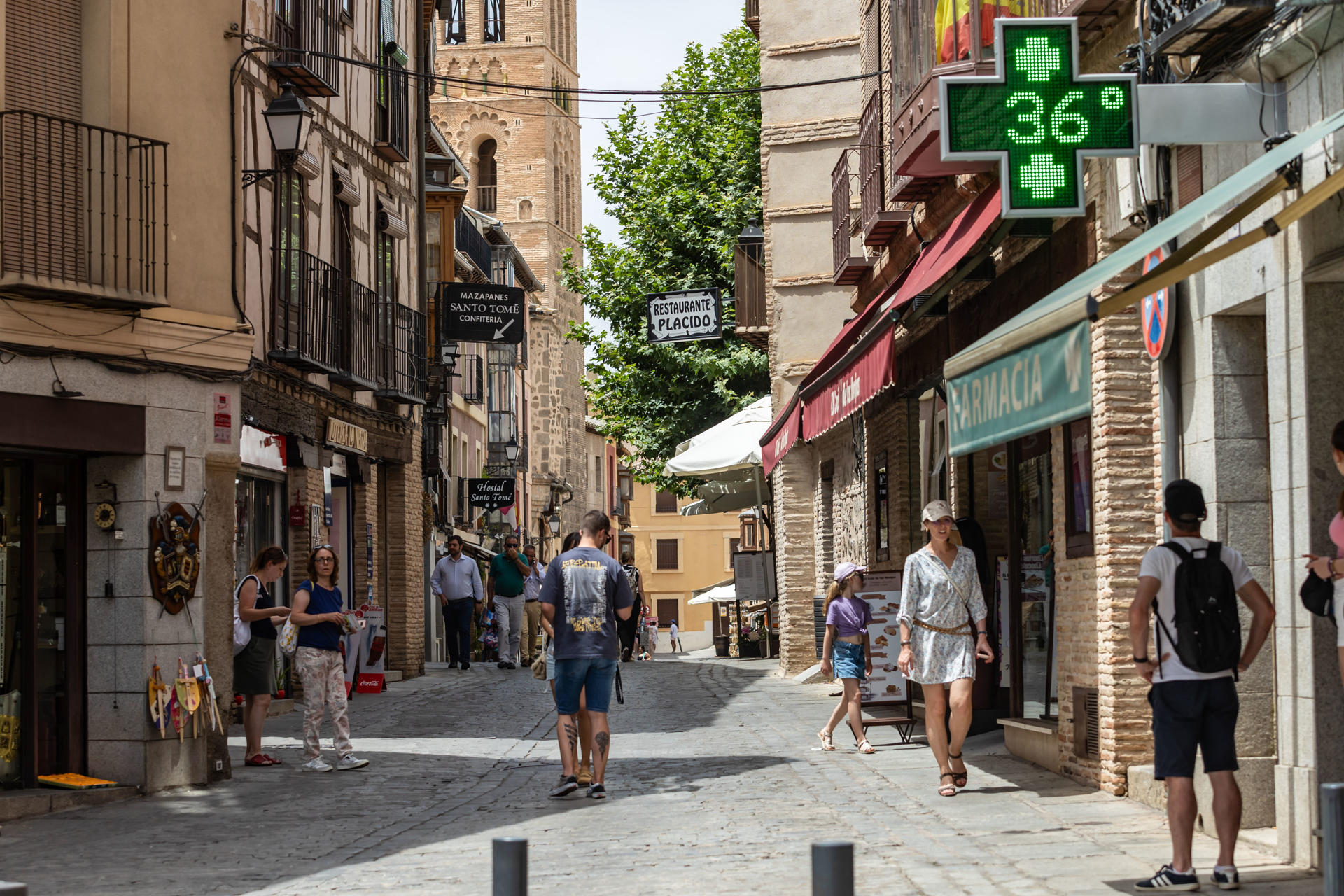 Varios turistas pasean por una calle, este jueves en Toledo. EFE/Ángeles Visdómine
