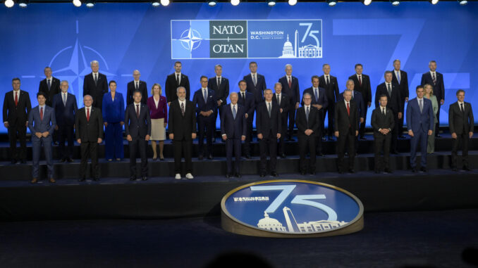 Jefes de Estado y de Gobierno de la OTAN posan para una foto, este miércoles en el Centro de Convenciones Walter E. Washington, en Washington (Estados Unidos). EFE/ Lenin Nolly
