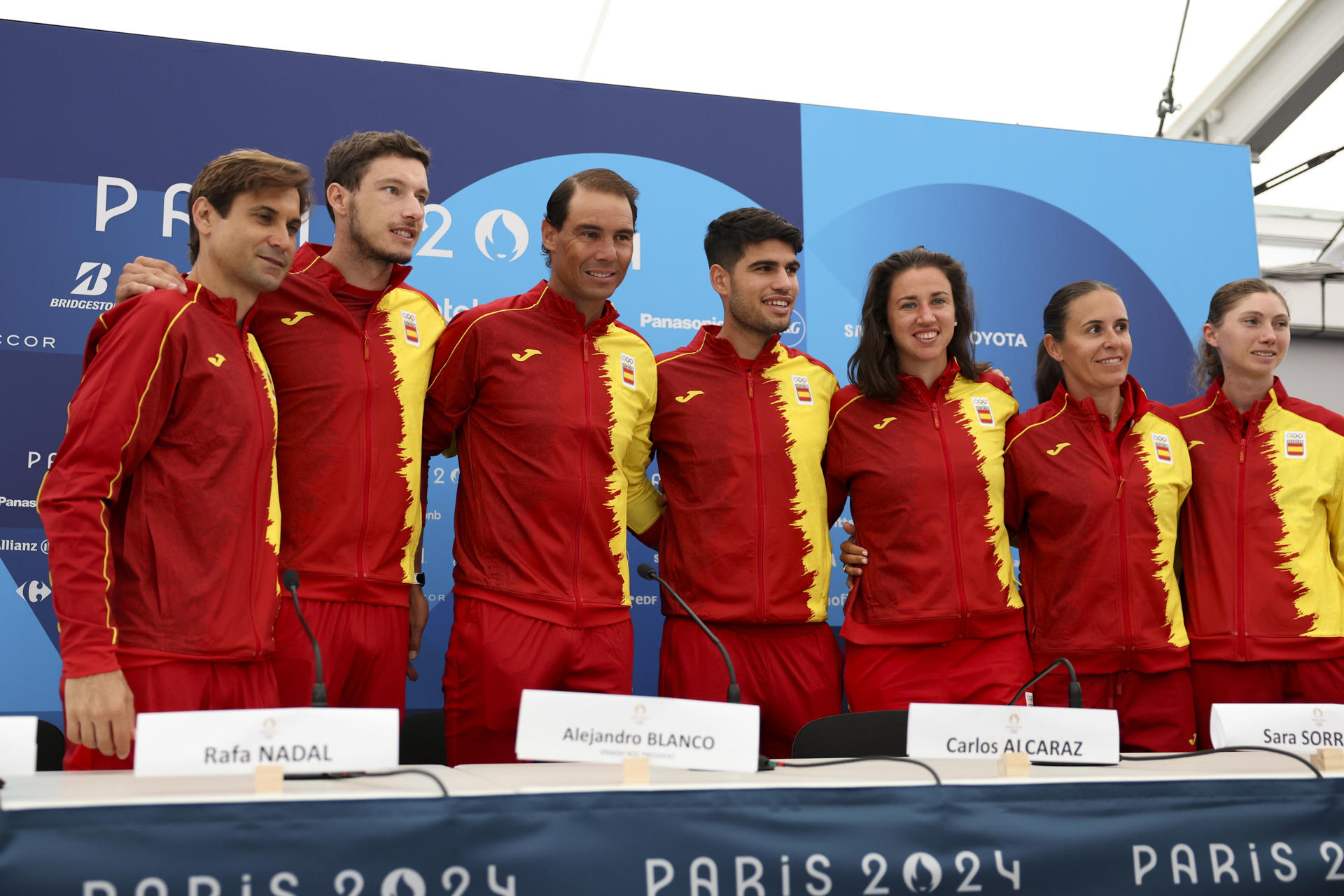 (De izq a der) Los integrantes del equipo olímpico español de tenis David Ferrer, Pablo Carreño, Rafa Nadal, Carlos Alcaraz, Sara Sorribes, Anabel Medina y Cristina Bucsa posan durante una rueda de prensa convocada por los integrantes del equipo olímpico español de tenis de cara a su participación en los Juegos Olímpicos de París 2024, en la capital francesa. EFE/ Sashenka Gutiérrez
