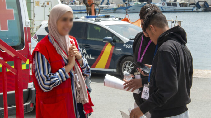 -Un grupo de catorce personas inmigrantes de origen magrebí, entre las que podría haber al menos dos menores, ha llegado este sábado a una playa de Gualchos-Castell de Ferro, en la costa de Granada, a bordo de una planeadora de alta potencia. La embarcación llegó a una cala situada junto la playa de La Rijana, donde los migrantes se lanzaron al agua, a unos diez metros de la orilla, y la embarcación volvió mar adentro a gran velocidad. La Guardia Civil detuvo a catorce personas y las trasladó al puerto de Motril, donde Cruz Roja les ha dispensado atención médica. Según han indicado a EFE fuentes de la organización humanitaria, todos se encuentran en buenas condiciones de salud.. EFE / Alba Feixas
