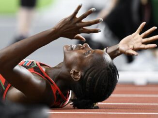 La keniana Faith Kipyegon estableció un nuevo récord del mundo en foto de archivo de ROBERT GHEMENT. EFE/EPA