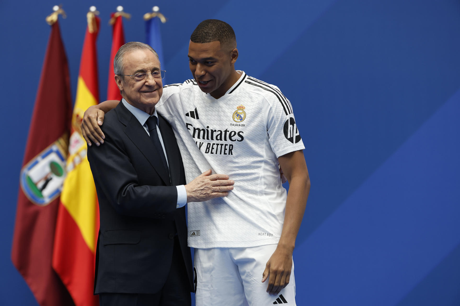 El presidente del Real Madrid, Florentino Pérez (i) durante la presentación del francés Kylian Mbappé (d) como nuevo jugador del club. EFE/Chema Moya
