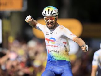 El francés Anthony Turgis, del equipo TotalEnergies, celebra la victoria en la novena etapa del Tour de Francia, que ha transcurrido entre Troyes y Troyes, Francia. EFE/EPA/GUILLAUME HORCAJUELO