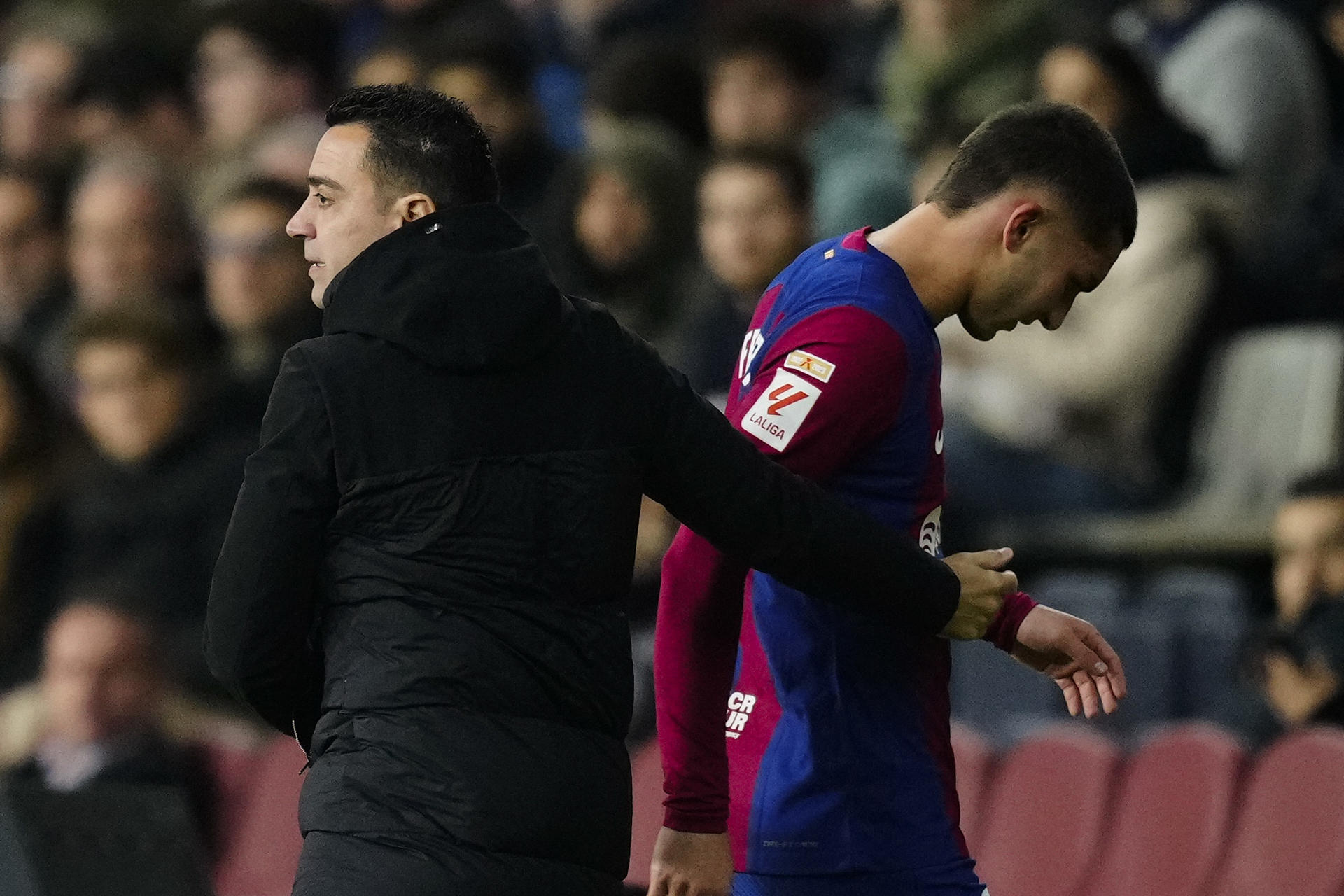 -El delantero del Barcelona Ferrán Torres, y el entrenador del Barcelona Xavi Hernández durante un partido de LaLiga. EFE/ Enric Fontcuberta
