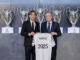 El presidente del Real Madrid, Florentino Pérez (d), posa junto al centrocampista croata Luka Modric (i), que ha firmado su renovación con el club hasta el 30 de junio de 2025, este miércoles en un acto en la Ciudad Deportiva Real Madrid en Valdebebas, Madrid. EFE/Real Madrid SOLO USO EDITORIAL/ SOLO USO PERMITIDO PARA ILUSTRAR LA NOTICIA QUE ACOMPAÑA/ (CRÉDITO OBLIGATORIO)