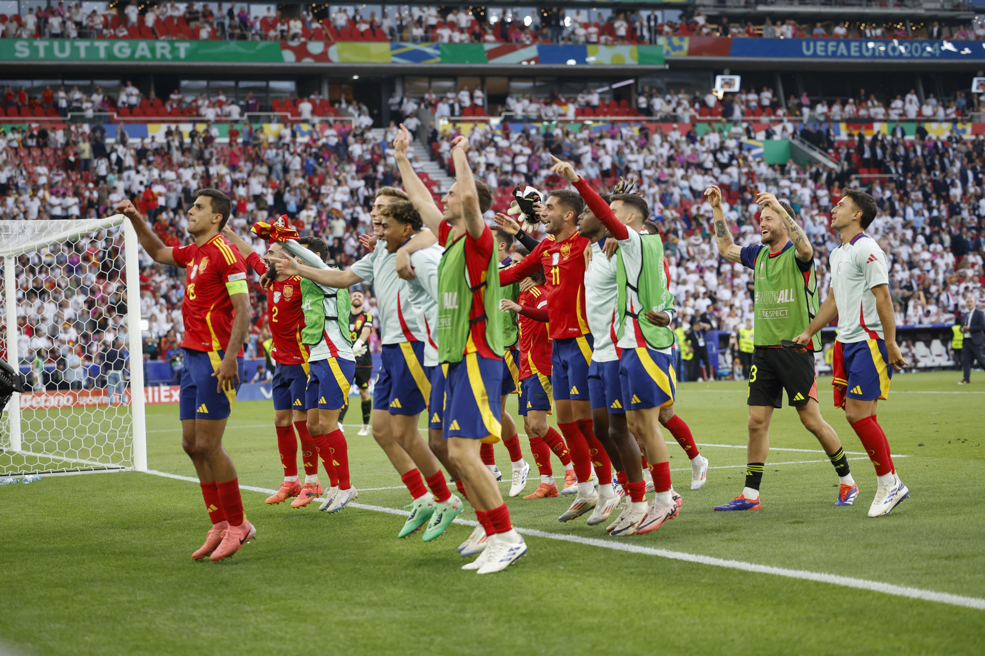España celebra el pase tras el partido de cuartos de la Eurocopa 2024 entre España y Alemania en Stuttgart, Alemania. EFE/ Alberto Estevez
