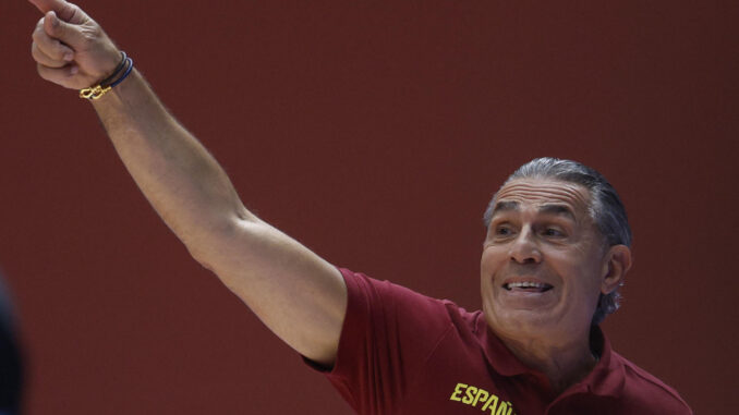 El entrenador de la selección española de baloncesto, Sergio Scariolo, durante la final del preolímpico que España y Bahamas disputaron en Valencia. EFE/Kai Forsterling
