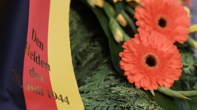 Una cinta en una corona de flores dice "A los héroes del 20 de julio de 1944" durante el evento de conmemoración del 80.º aniversario del intento de Stauffenberg de asesinar a Hitler, en Berlín, Alemania, el 20 de julio de 2024. EFE/EPA/CLEMENS BILAN
