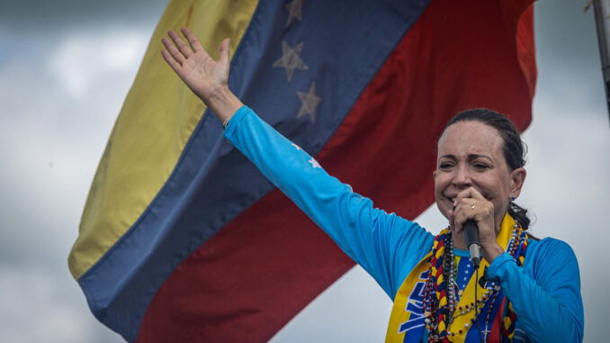 La líder antichavista María Corina Machado habla a sus simpatizantes durante una caravana para promover el voto hacia el candidato presidencial de la principal alianza opositora de Venezuela, Edmundo González Urrutia, de cara a las elecciones presidenciales. EFE/ Henry Chirinos
