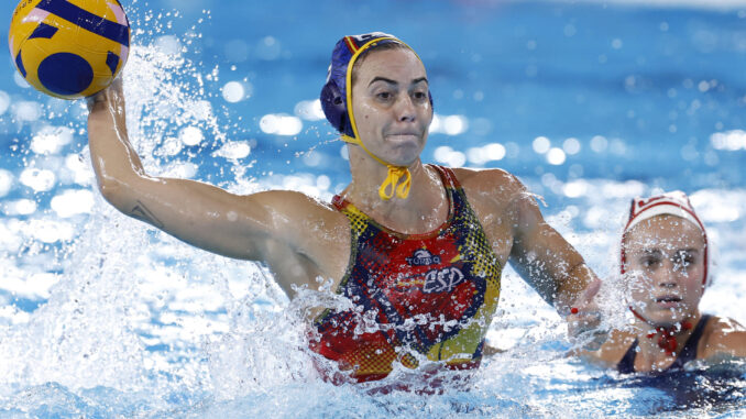 La lateral española Bea Ortiz (i) lanza ante Estados Unidos este lunes, durante el partido del Grupo B de la ronda preliminar de Waterpolo Femenino de los Juegos Olímpicos de París 2024, en el Centro Acuático de la capital francesa. EFE/ Miguel Toña
