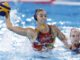 La lateral española Bea Ortiz (i) lanza ante Estados Unidos este lunes, durante el partido del Grupo B de la ronda preliminar de Waterpolo Femenino de los Juegos Olímpicos de París 2024, en el Centro Acuático de la capital francesa. EFE/ Miguel Toña