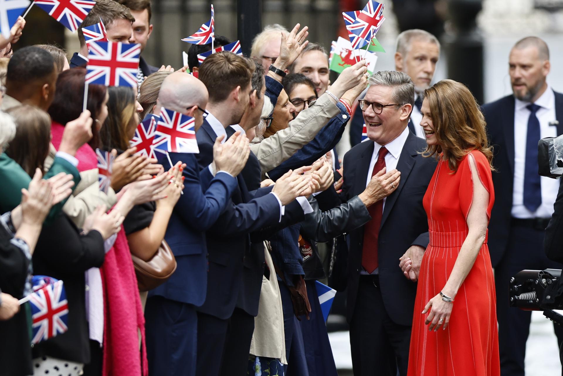 El nuevo Primer Ministro de Gran Bretaña, Keir Starmer (2-R) y su esposa Victoria Starmer (R), saludan a los simpatizantes cuando llegan a Downing Street en Londres, Gran Bretaña, el 05 de julio de 2024. El líder del Partido Laborista, Keir Starmer, se convirtió en el nuevo primer ministro del país el 5 de julio, después de que su partido obtuviera una victoria aplastante en las elecciones generales. (Elecciones, desplazamiento de tierras, Reino Unido, Londres) EFE/EPA/TOLGA AKMEN
