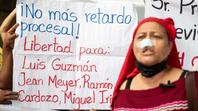 Una mujer protesta en el edificio Centro Financiero Latino, donde exige libertad para sus familiares detenidos este martes, en Caracas (Venezuela). EFE/ Ronald Peña
