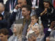 El exjugador de baloncesto Pau Gasol con su hija en brazos en la tribuna de autoridades en la Plaza del Trocadero durante la ceremonia de inauguración de los Juegos Olímpicos de París 2024, este viernes en la capital francesa. EFE/ Juanjo Martín