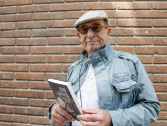 El escritor Juan Madrid posa en la Semana Negra de Gijón donde presentó su novela "Cuando llegue la mañana" y recibó un homenaje de la organización del festival por su trayectoria como autor de género negro. EFE/Juan González.
