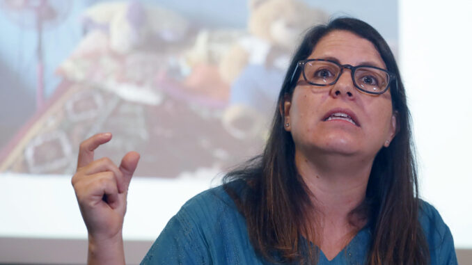 La directora para las Américas de Human Rights Watch, Juanita Goebertus, habla durante la presentación de un informe este martes en San Salvador (El Salvador). EFE/Rodrigo Sura
