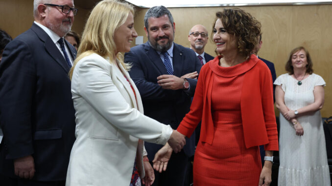 La vicepresidenta primera y ministra de Hacienda, María Jesús Montero, saluda a la consejera de Economía de Cataluña, Natalia Más, a su llegada a la reunión del Consejo de Política Fiscal y Financiera (CPFF) EFE/ Kiko Huesca
