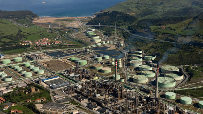 Refinería en la playa de La Arena en Muskiz, Vizcaya. Fotografía facilitada por Greenpeace/Pedro Armestre. EFE
