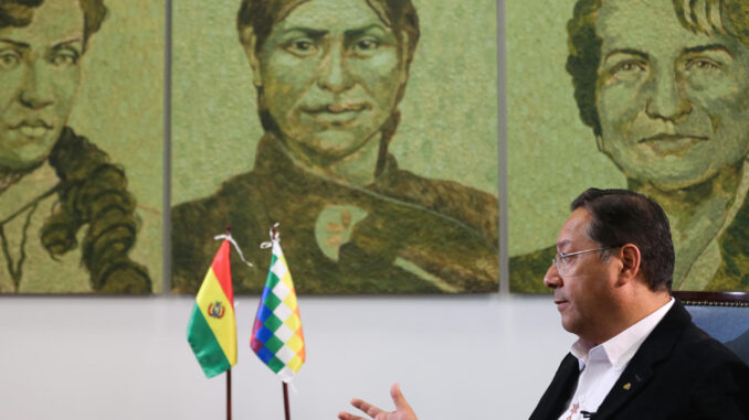 El presidente de Bolivia, Luis Arce, habla en una entrevista con EFE este sábado, en la Casa Grande del Pueblo (sede de Gobierno) en La Paz (Bolivia). EFE/ Luis Gandarillas

