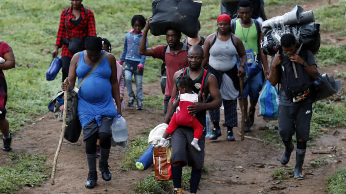 Fotografía de archivo fechada el 28 de septiembre de 2021 que muestra a migrantes haitianos en su camino hacia Panamá por el Tapón del Darién en Acandi (Colombia). EFE/ Mauricio Dueñas Castañeda
